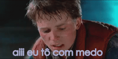 Gif (imagem com movimento) do Personagem Marty McFly do filme “De volta para o futuro”, com feições e gestos de desespero/medo. O objetivo é representar o sentimento dos alunos quando o ENEM está chegando e eles se lembram da redação. O Gif contém a frase “aiii eu tô com medo”.