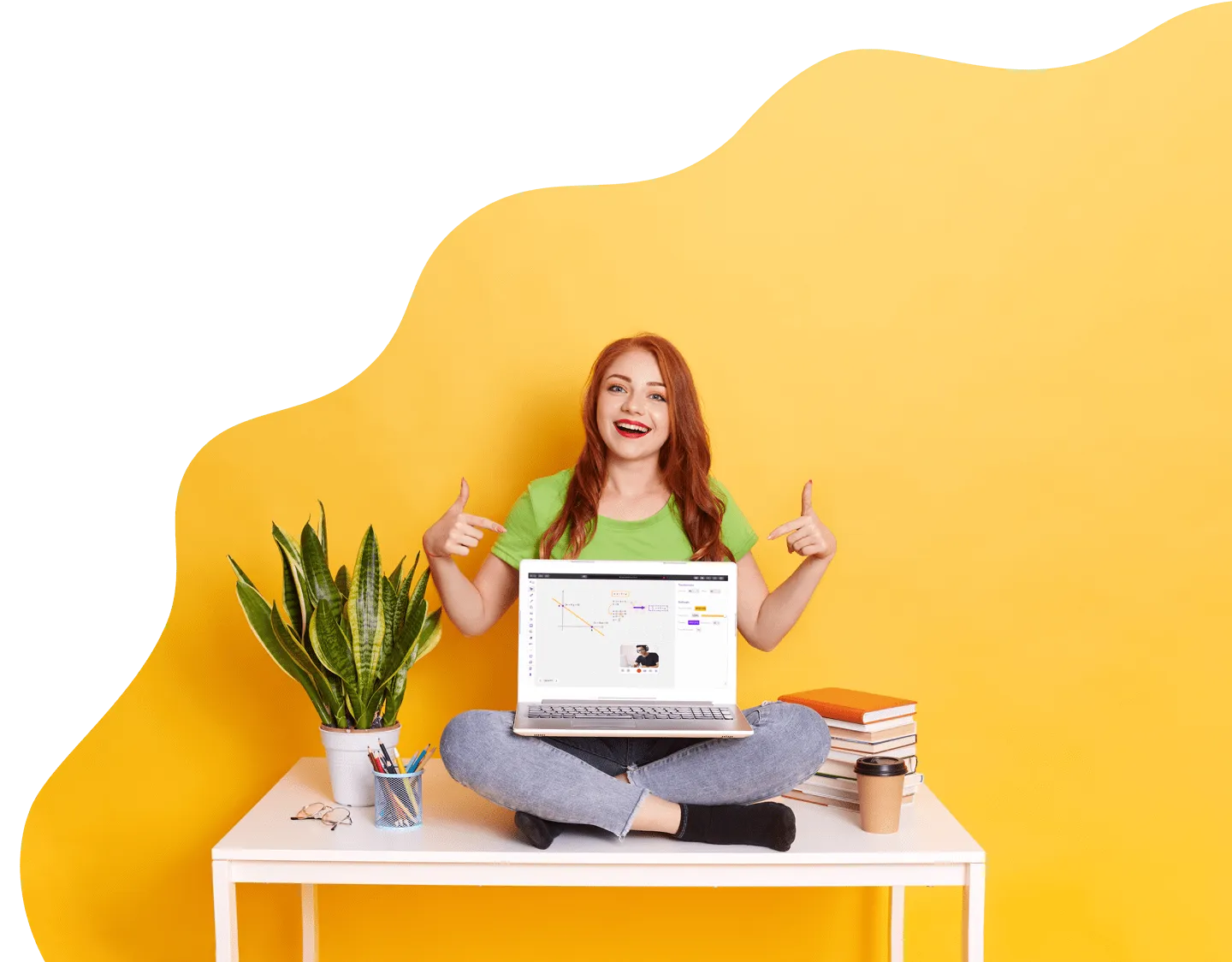 Estudante sentada apontando para  notebook em seu colo. Ele está com a Sala de Aula Online da Liber aberta.